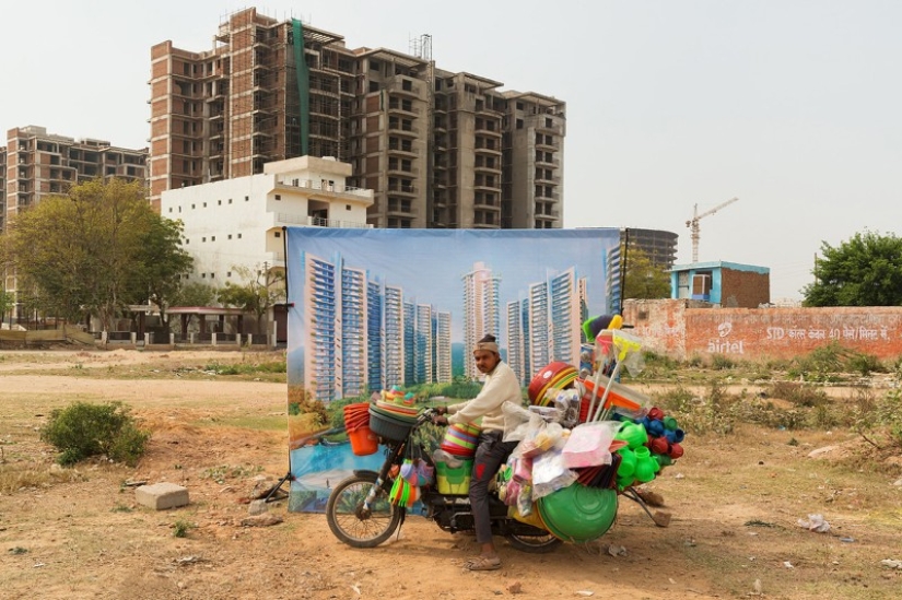 There are no millionaires in the slums: why does a photographer from Paris take pictures of poor people against the backdrop of luxurious Indian complexes There are no millionaires in the slums: why does a photographer from Paris take pictures of poor people against the backdrop of luxurious Indian complexes