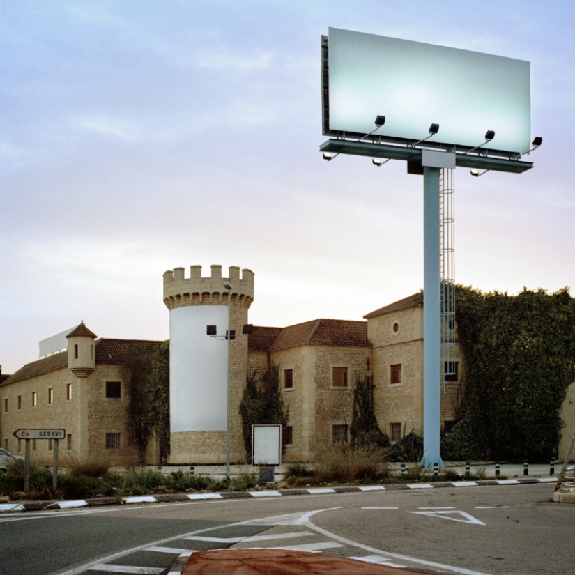 "There is no adblock on you!": the artist imagined what life would look like without advertising