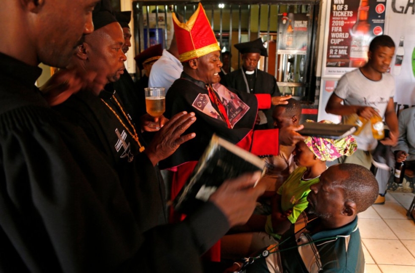 "There is nothing wrong with alcohol!": how services are held in a church for drunkards "There is nothing wrong with alcohol!": how services are held in a church for drunkards