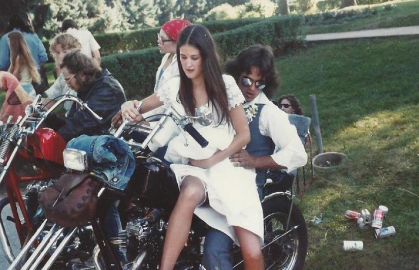 "There were people in our time": retrophotographs of parents who are cooler than their children
