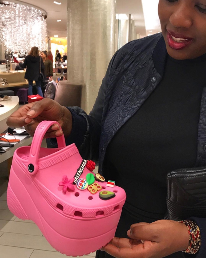 These designer crocs on the platform are disassembled for $ 850!