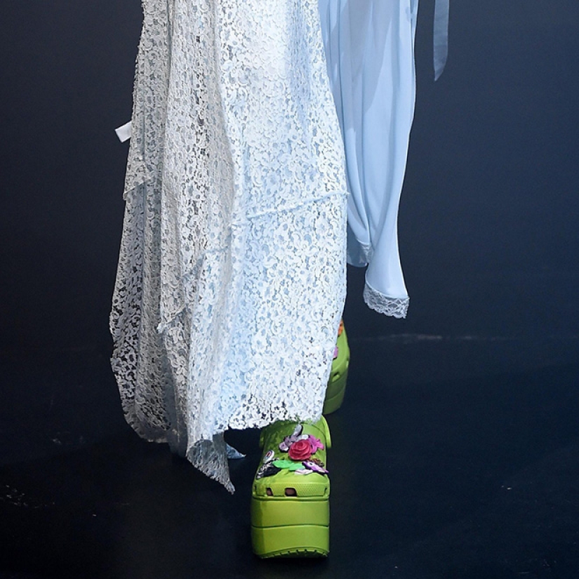 These designer crocs on the platform are disassembled for $ 850!