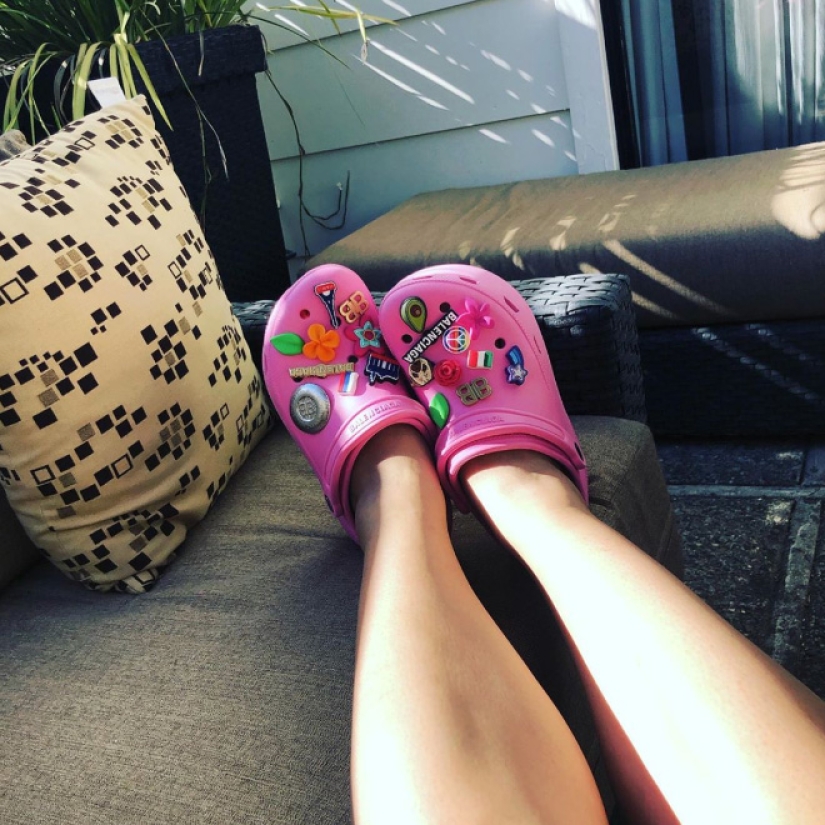 These designer crocs on the platform are disassembled for $ 850!