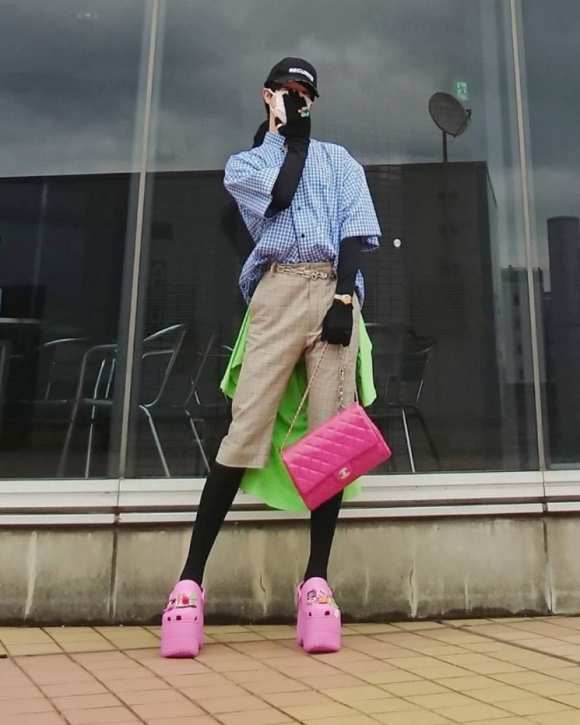 These designer crocs on the platform are disassembled for $ 850!