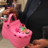 These designer crocs on the platform are disassembled for $ 850! These designer crocs on the platform are disassembled for $ 850!