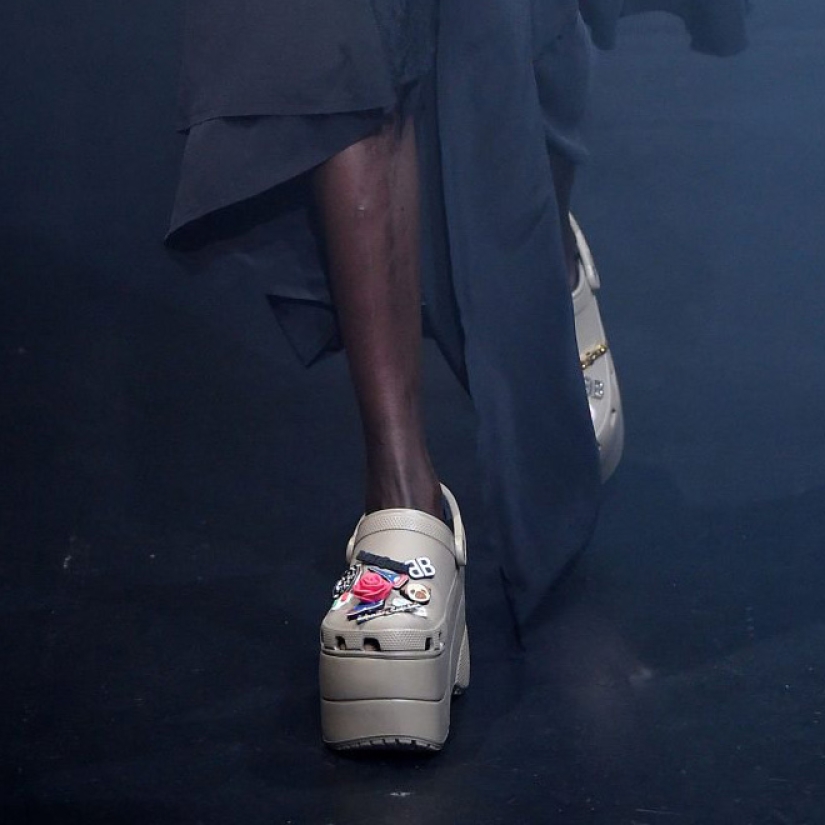 These designer crocs on the platform are disassembled for $ 850!