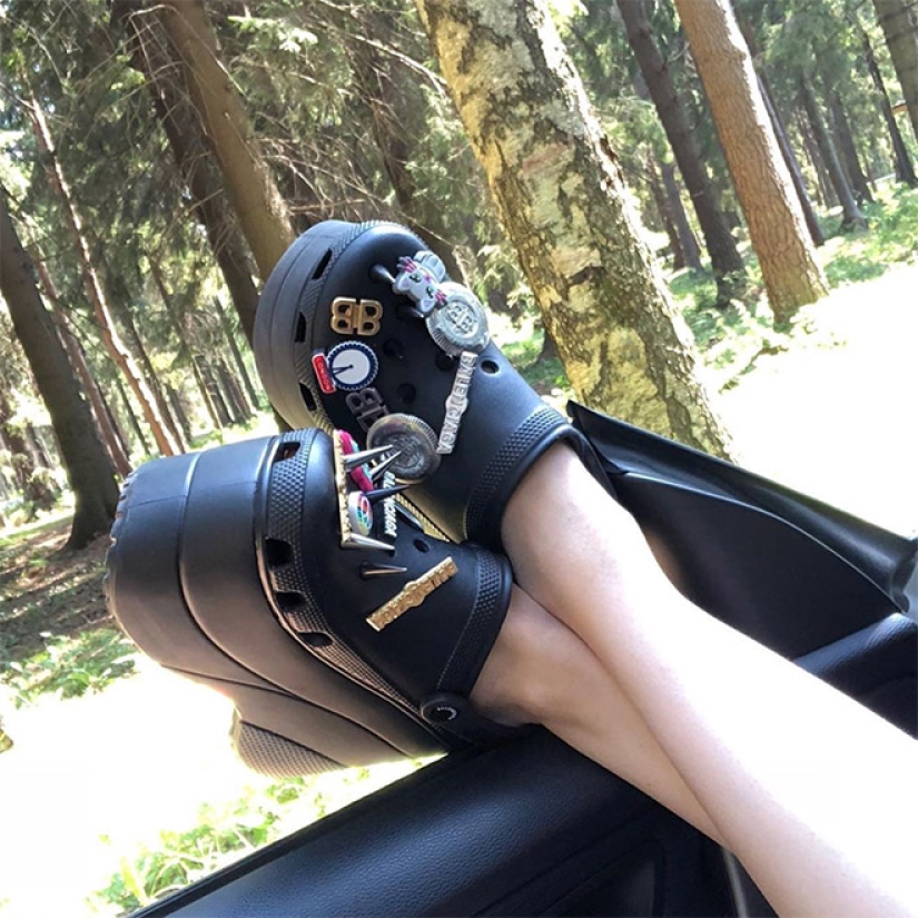 These designer crocs on the platform are disassembled for $ 850!