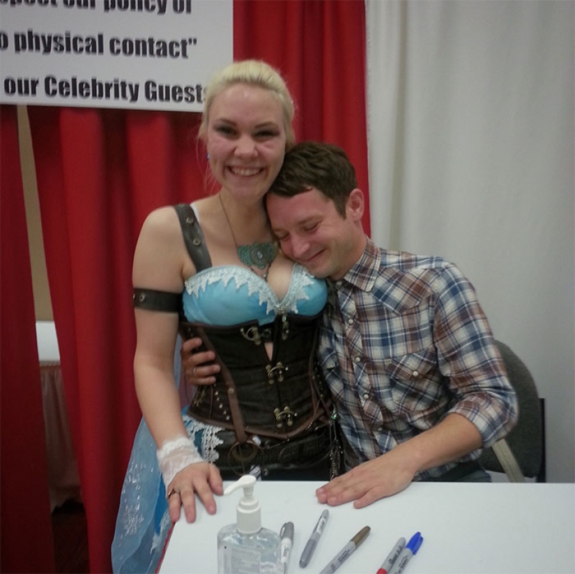 This guy won't send you to Mordor: Elijah Wood is a master of soulful selfies with fans