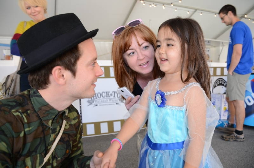 This guy won't send you to Mordor: Elijah Wood is a master of soulful selfies with fans