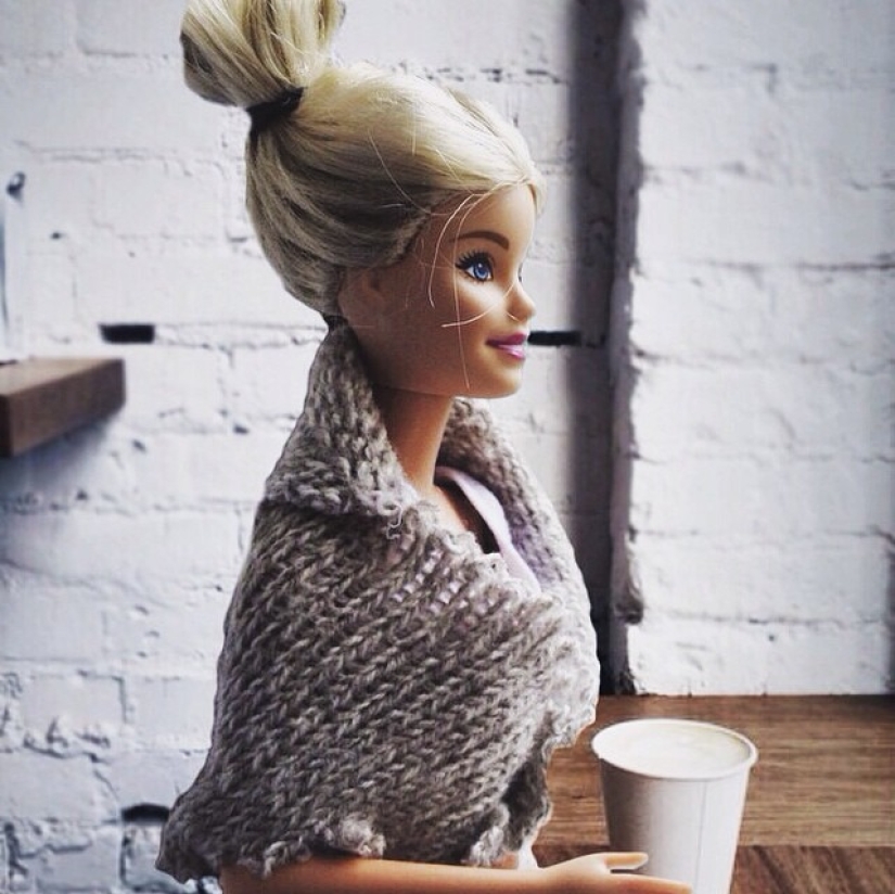 This hipster Barbie ingeniously parodies photos of modern youth