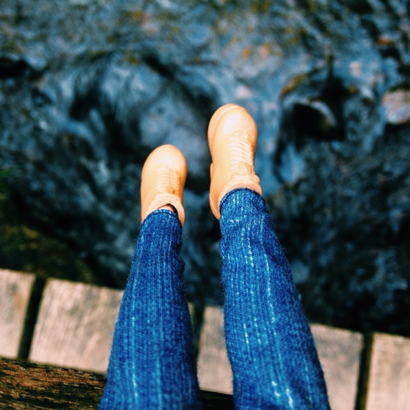 This hipster Barbie ingeniously parodies photos of modern youth