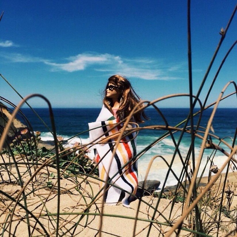 This hipster Barbie ingeniously parodies photos of modern youth