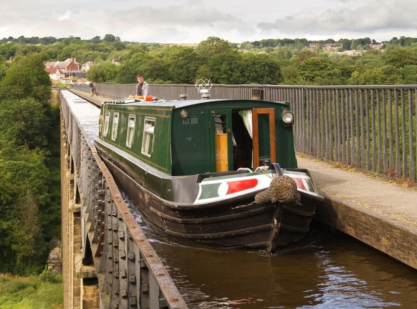 Three of the most impressive water bridges in the world