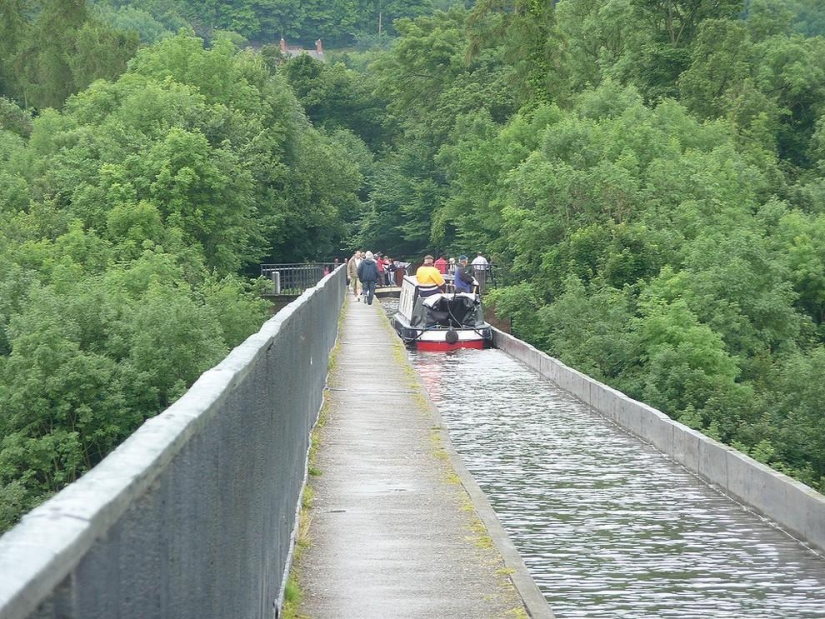 Three of the most impressive water bridges in the world
