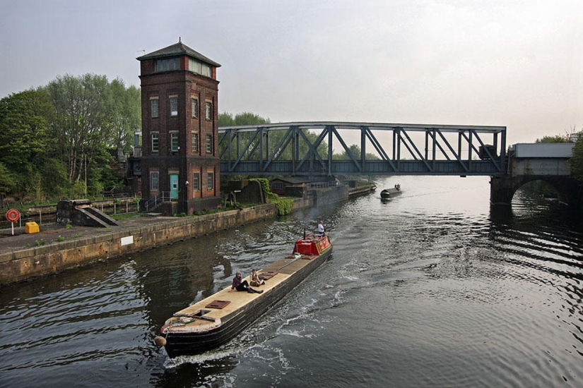 Three of the most impressive water bridges in the world