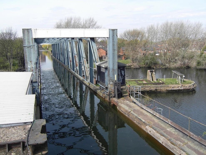 Three of the most impressive water bridges in the world