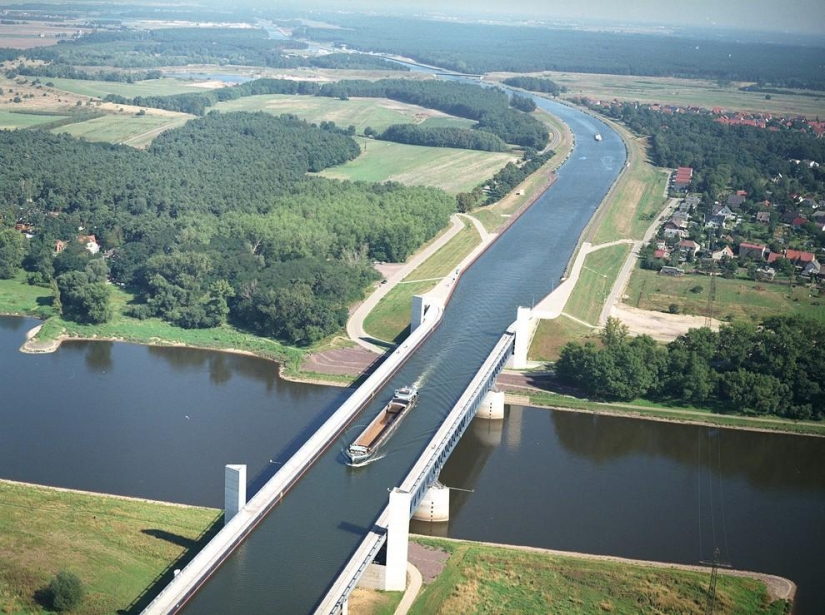 Three of the most impressive water bridges in the world