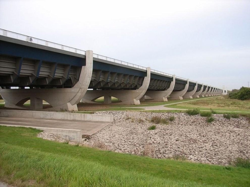 Three of the most impressive water bridges in the world