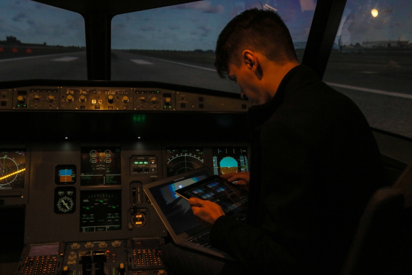 Todo está bien, estamos cayendo: a la gente común se le da el control de un avión de pasajeros