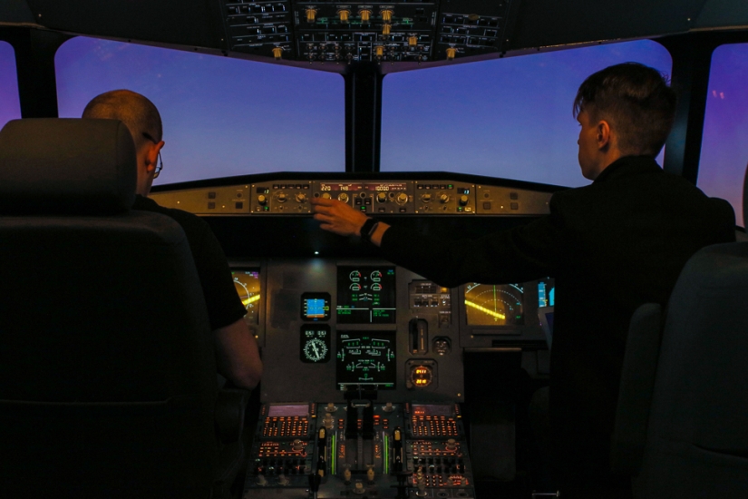 Todo está bien, estamos cayendo: a la gente común se le da el control de un avión de pasajeros