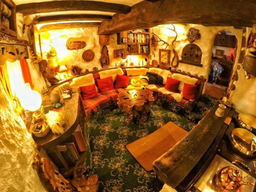Tolkien fan construyó la casa del Hobbit con sus propias manos y ha estado viviendo en ella durante 20 años