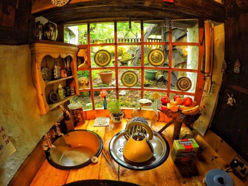 Tolkien fan construyó la casa del Hobbit con sus propias manos y ha estado viviendo en ella durante 20 años