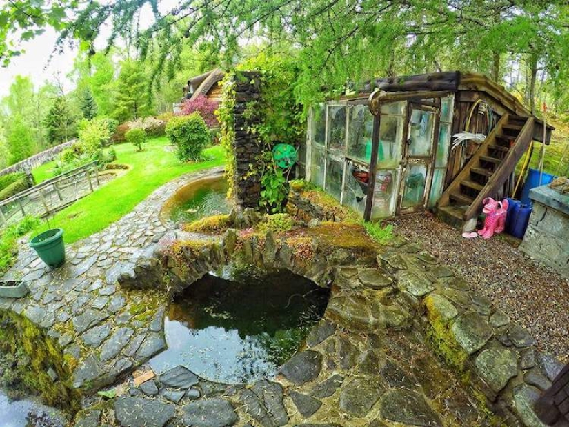Tolkien fan construyó la casa del Hobbit con sus propias manos y ha estado viviendo en ella durante 20 años