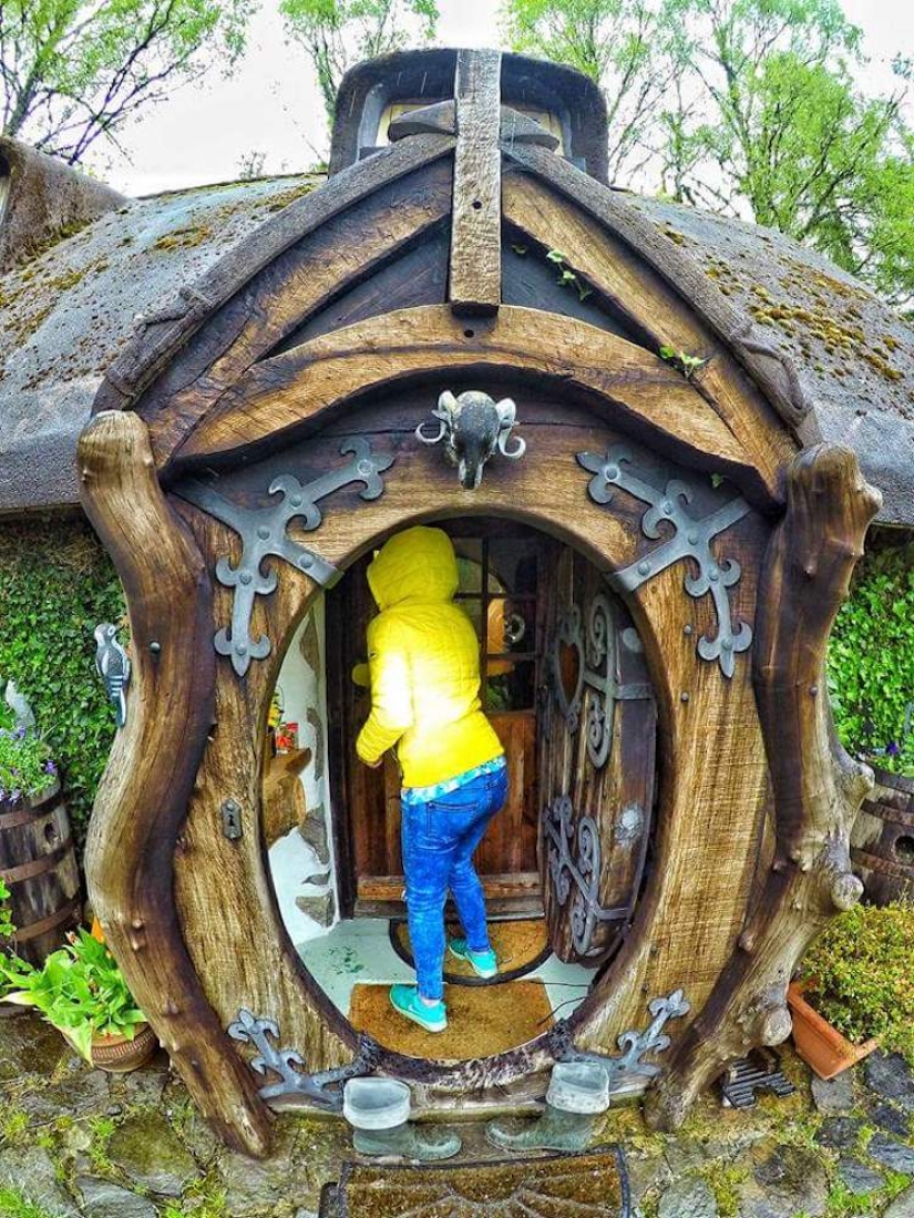 Tolkien fan construyó la casa del Hobbit con sus propias manos y ha estado viviendo en ella durante 20 años