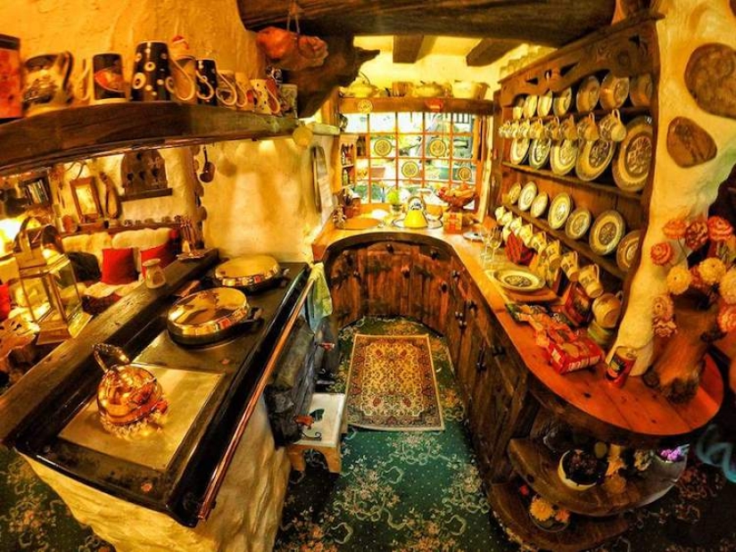 Tolkien fan construyó la casa del Hobbit con sus propias manos y ha estado viviendo en ella durante 20 años