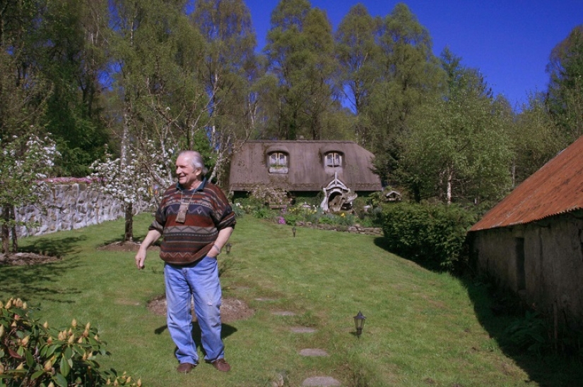 Tolkien fan construyó la casa del Hobbit con sus propias manos y ha estado viviendo en ella durante 20 años