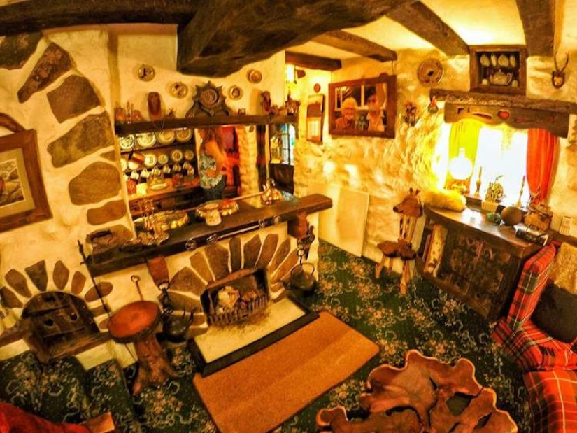 Tolkien fan construyó la casa del Hobbit con sus propias manos y ha estado viviendo en ella durante 20 años