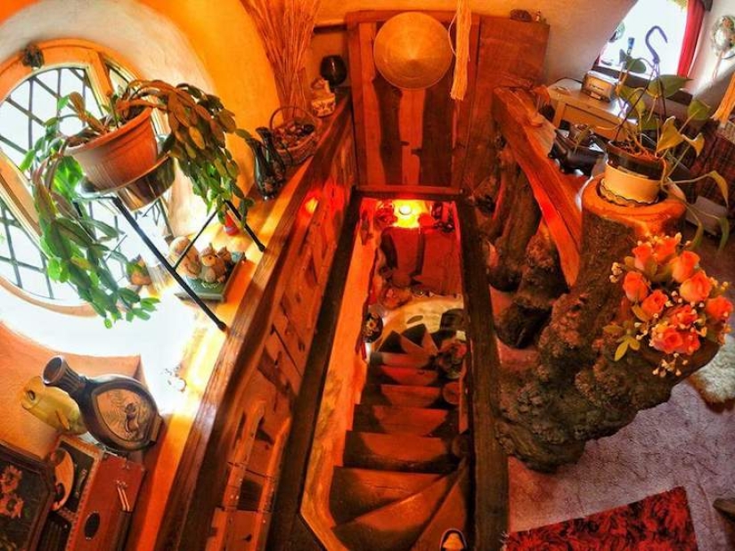 Tolkien fan construyó la casa del Hobbit con sus propias manos y ha estado viviendo en ella durante 20 años