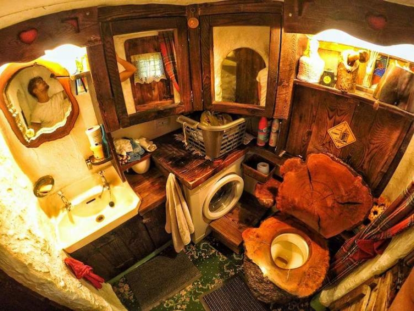 Tolkien fan construyó la casa del Hobbit con sus propias manos y ha estado viviendo en ella durante 20 años
