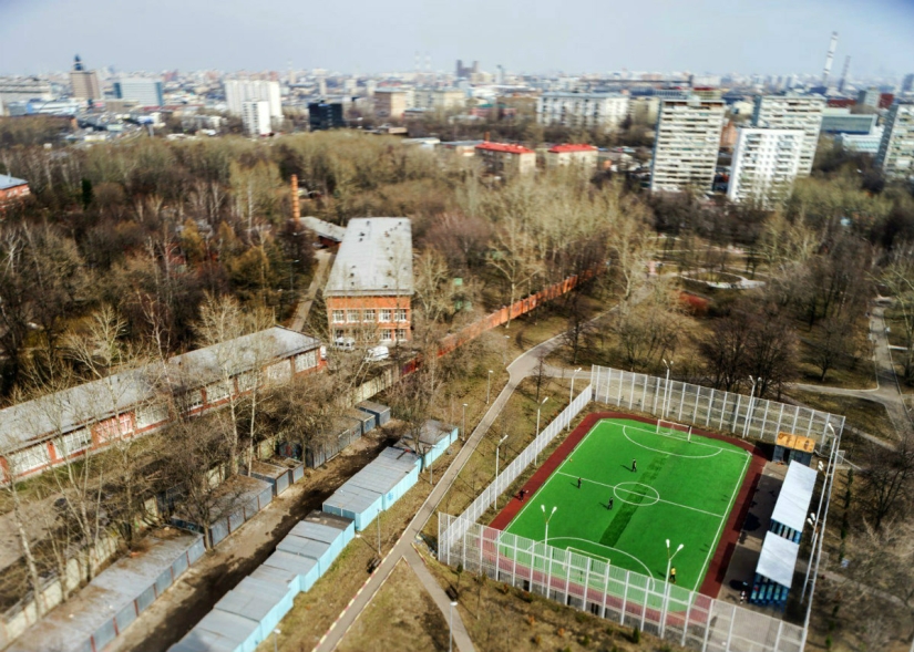 Toy Motherland: los paisajes urbanos de Rusia en la lente basculante