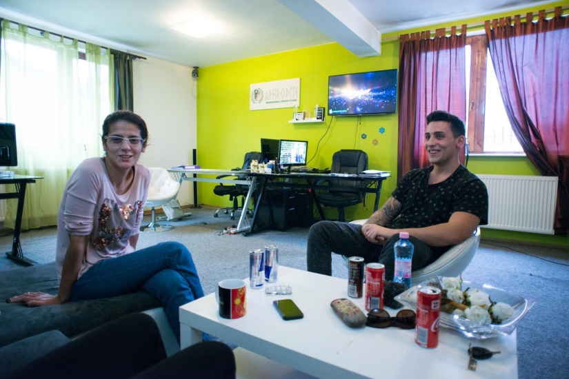 Trabajadoras sexuales virtuales: cómo funciona el negocio de las cámaras web en Rumania