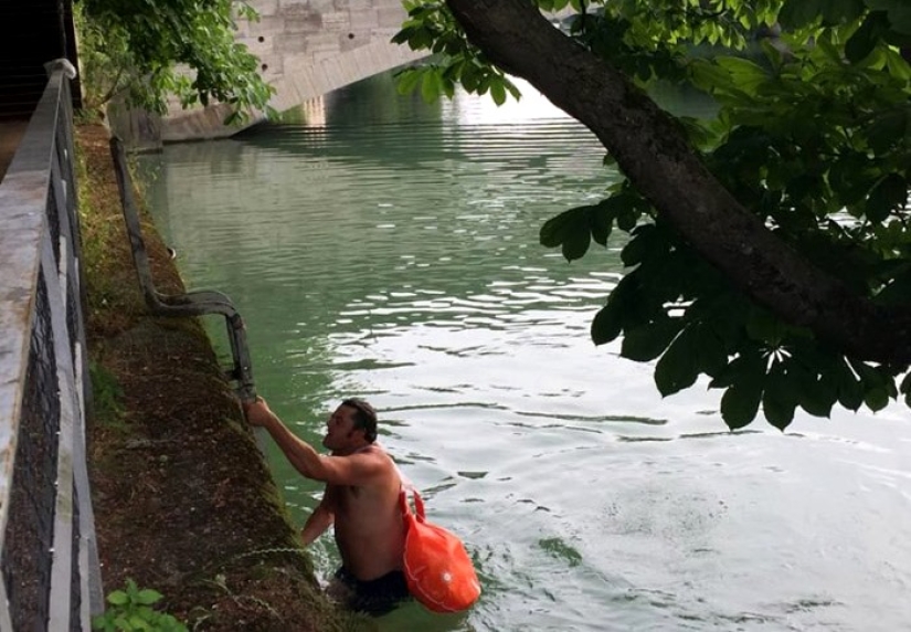 Traffic jams? What kind of traffic jams? A resident of Munich swims to work every morning