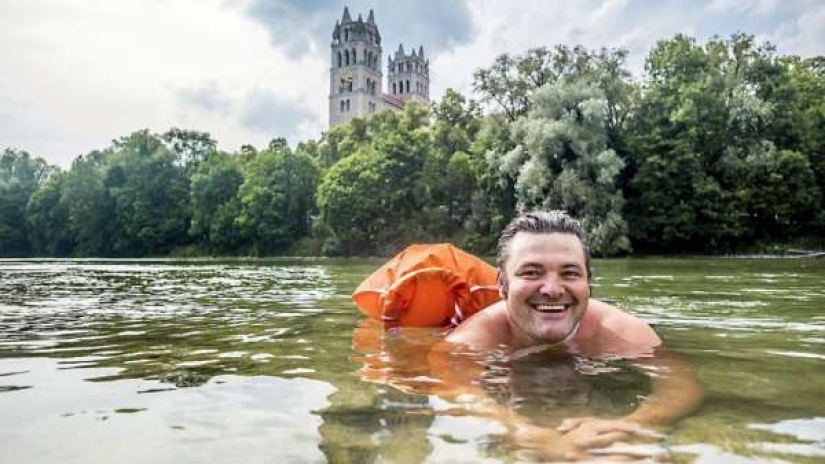 Traffic jams? What kind of traffic jams? A resident of Munich swims to work every morning