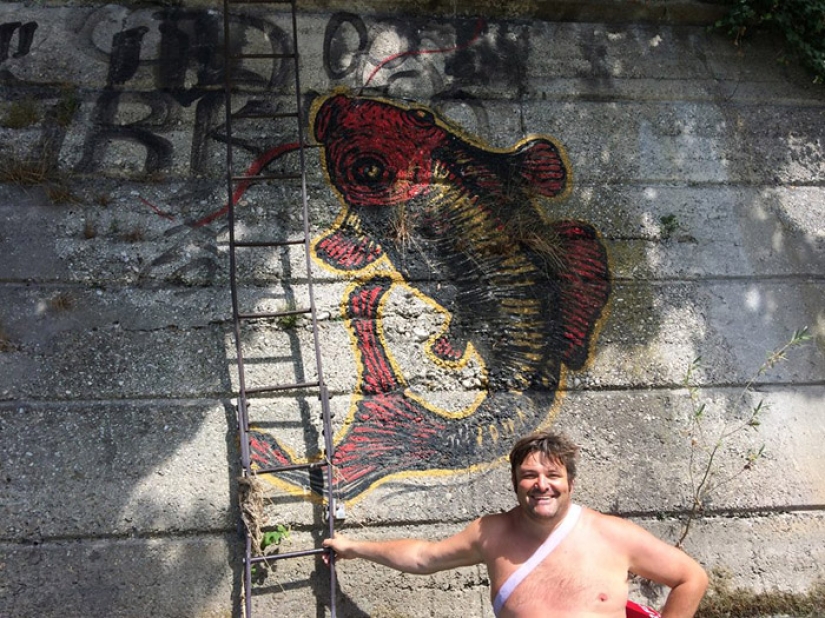 Traffic jams? What kind of traffic jams? A resident of Munich swims to work every morning Traffic jams? What kind of traffic jams? A resident of Munich swims to work every morning