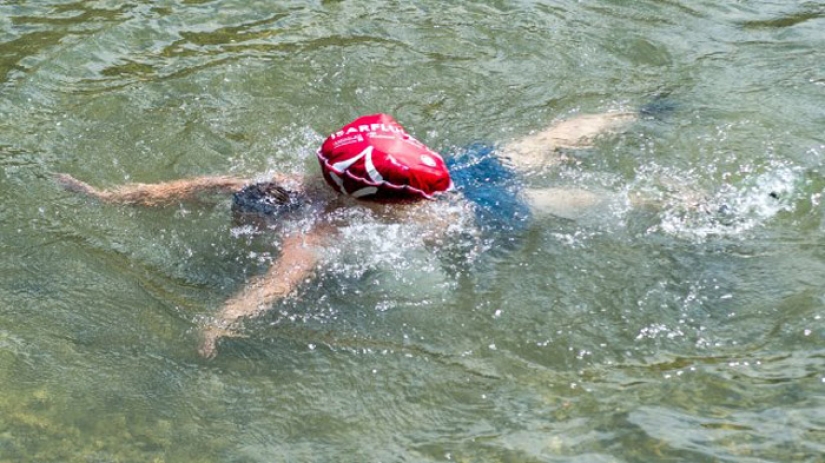 Traffic jams? What kind of traffic jams? A resident of Munich swims to work every morning Traffic jams? What kind of traffic jams? A resident of Munich swims to work every morning