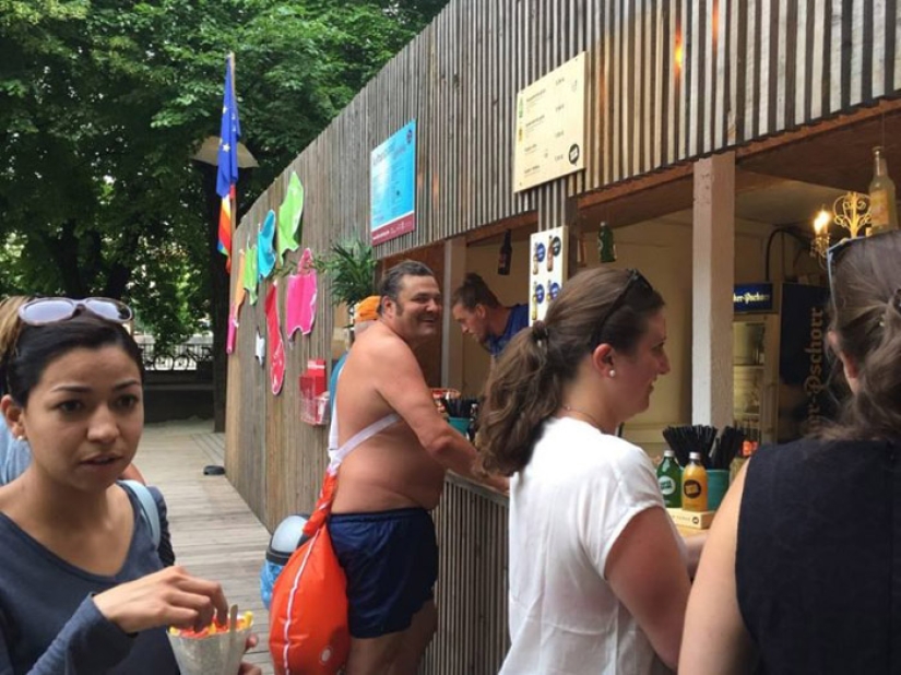 Traffic jams? What kind of traffic jams? A resident of Munich swims to work every morning Traffic jams? What kind of traffic jams? A resident of Munich swims to work every morning