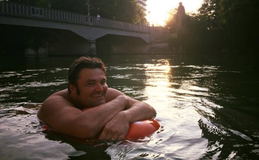 Traffic jams? What kind of traffic jams? A resident of Munich swims to work every morning Traffic jams? What kind of traffic jams? A resident of Munich swims to work every morning