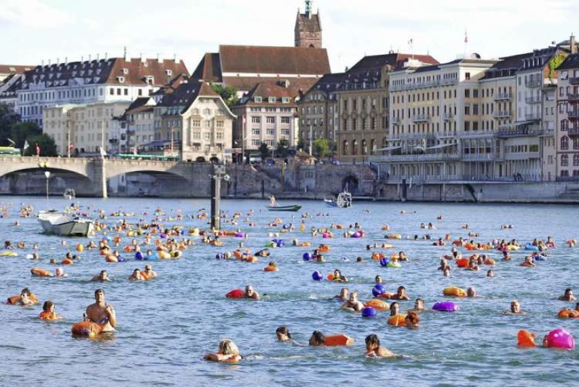 Traffic jams? What kind of traffic jams? A resident of Munich swims to work every morning Traffic jams? What kind of traffic jams? A resident of Munich swims to work every morning