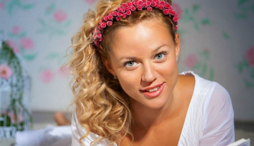 Trate de adivinar lo que está mal con esta chica Trate de adivinar lo que está mal con esta chica