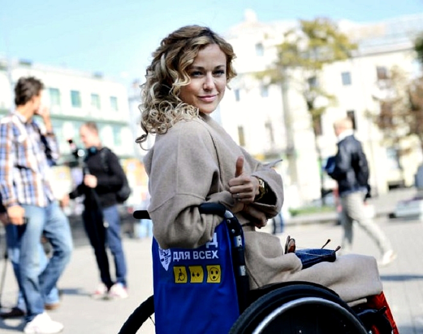Trate de adivinar lo que está mal con esta chica Trate de adivinar lo que está mal con esta chica