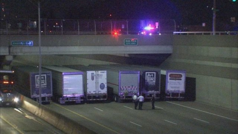 Trucks lined up under the bridge to prevent suicide Trucks lined up under the bridge to prevent suicide