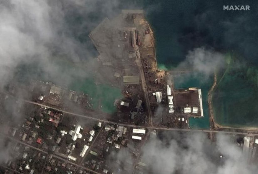 Tsunami-hit Tonga covered in ash