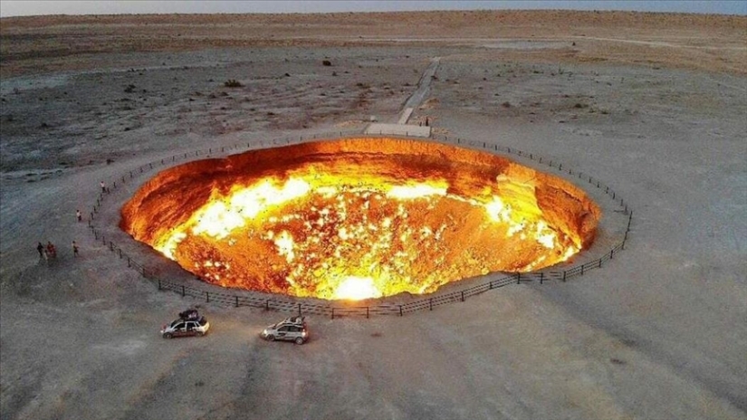 Turkmenistán está buscando una manera de cerrar las "Puertas del Infierno", un cráter de gas que ha estado ardiendo durante 50 años Turkmenistán está buscando una manera de cerrar las "Puertas del Infierno", un cráter de gas que ha estado ardiendo durante 50 años