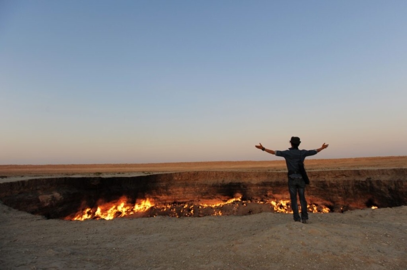 Turkmenistán está buscando una manera de cerrar las "Puertas del Infierno", un cráter de gas que ha estado ardiendo durante 50 años Turkmenistán está buscando una manera de cerrar las "Puertas del Infierno", un cráter de gas que ha estado ardiendo durante 50 años