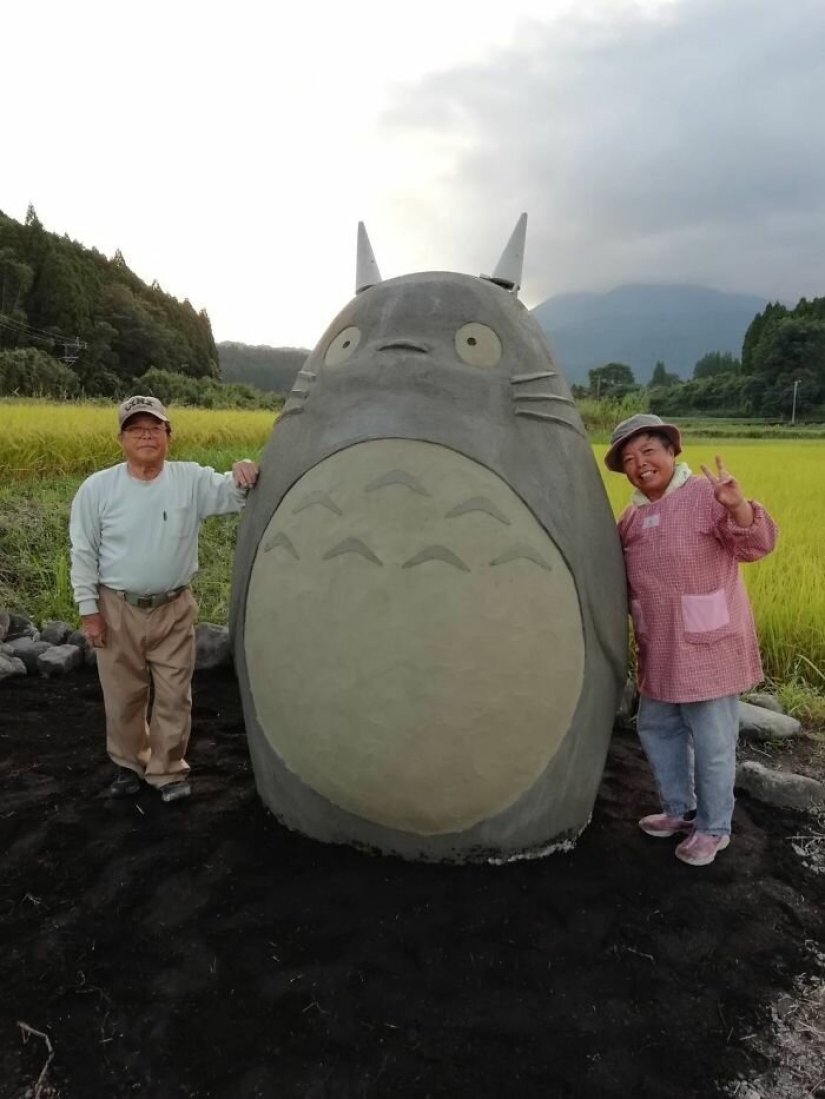 Un abuelo y una abuela de Japón construyeron una parada en forma de Totoro para su nieta Un abuelo y una abuela de Japón construyeron una parada en forma de Totoro para su nieta