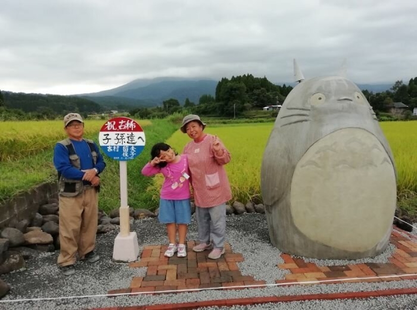 Un abuelo y una abuela de Japón construyeron una parada en forma de Totoro para su nieta Un abuelo y una abuela de Japón construyeron una parada en forma de Totoro para su nieta